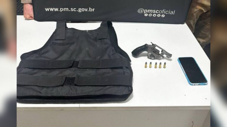 revolver-carregado-e-encontrado-sob-colchao-de-crianca-e-homem-acaba-preso-em-chapeco
