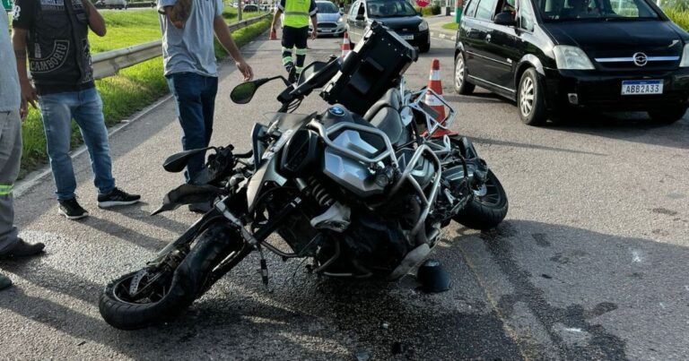 motociclista-sofre-suspeita-de-fratura-apos-carro-cortar-frente-de-moto-na-br-101-em-camboriu