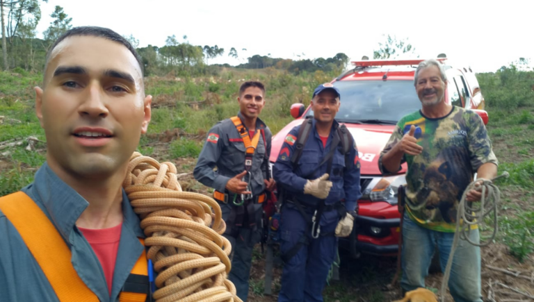 cachorro-e-resgatado-apos-cair-em-ribanceira-de-mais-de-20-metros-em-lages