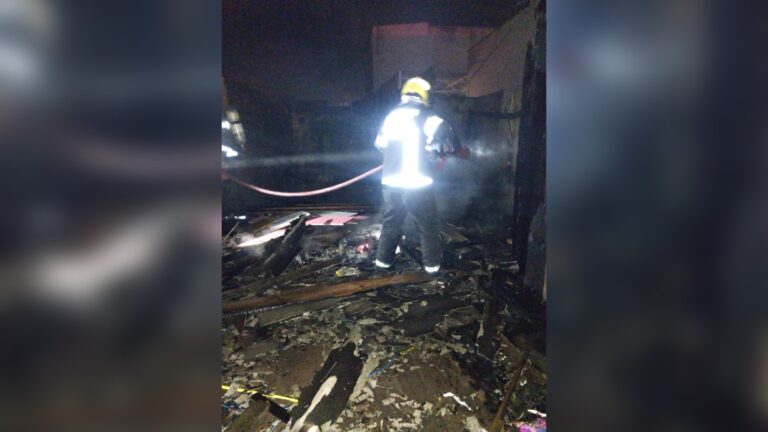 casa-pega-fogo-de-madrugada-em-tijucas-e-e-destruida;-vizinhos-escapam-ilesos