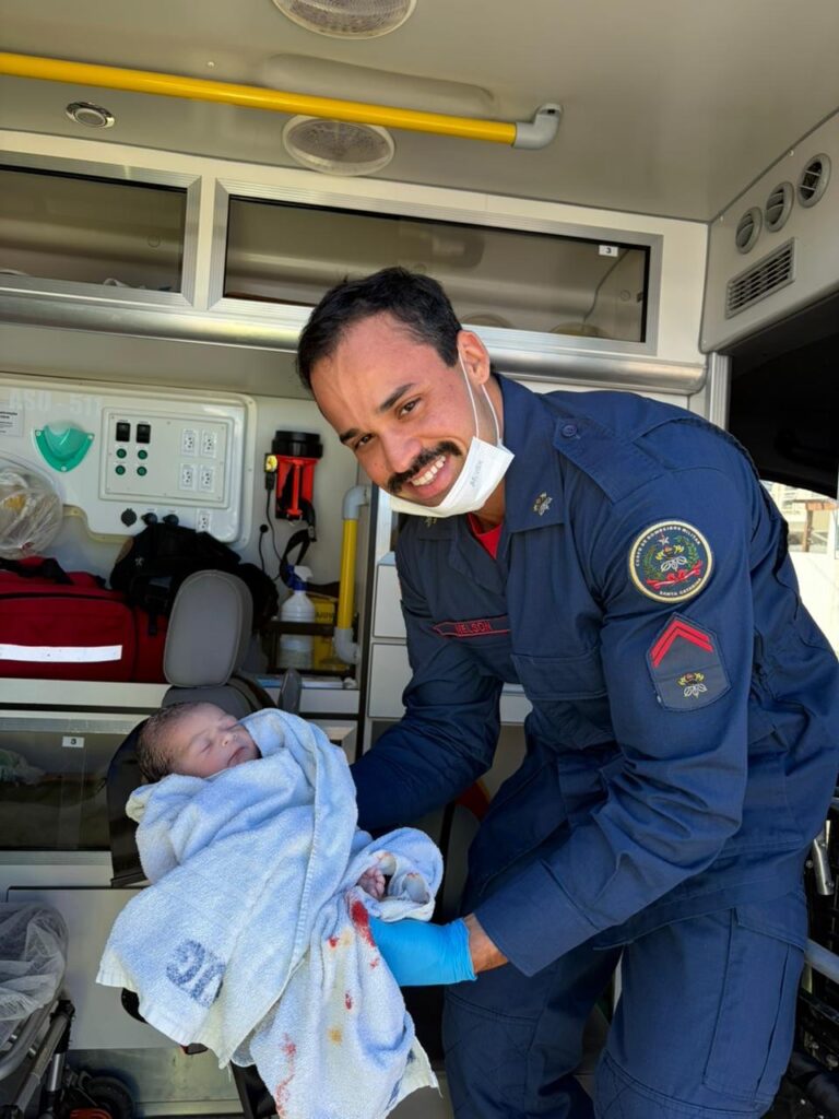 Bebê nasce com auxílio dos bombeiros durante parto emergencial em São José bebe-nasce-com-auxilio-dos-bombeiros-durante-parto-emergencial-em-sao-jose