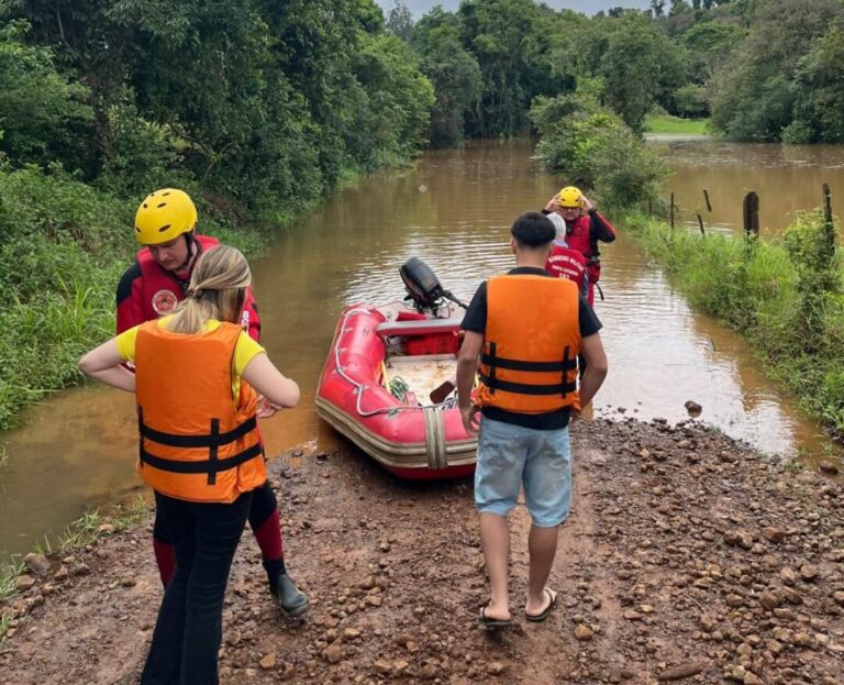 bombeiros-utilizam-embarcacao-para-transportar-eleitores-ilhados-em-aguas-de-chapeco