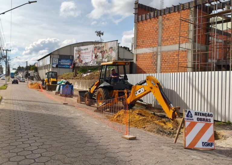 casan-instala-novas-redes-de-agua-e-esgoto-em-mafra