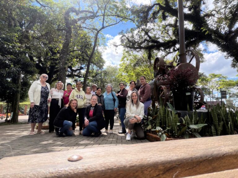grupo-de-idosos-participa-de-passeio-ao-parque-palmital,-em-chapeco