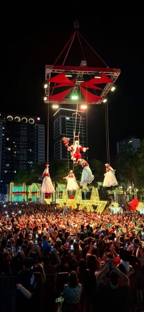 Luzes, Papai Noel em guindaste e show com Rio Negro e Solimões marcam abertura do Natal em Chapecó