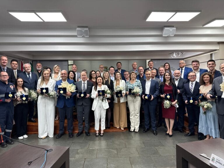 Profissionais da saúde são homenageados com a Comenda Dr. Arno Hepp na Câmara de Chapecó