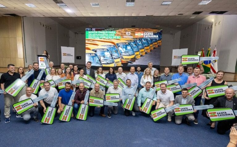 Governador entrega mais 30 novos ônibus escolares para transporte de estudantes das redes públicas de ensino governador-entrega-mais-30-novos-onibus-escolares-para-transporte-de-estudantes-das-redes-publicas-de-ensino