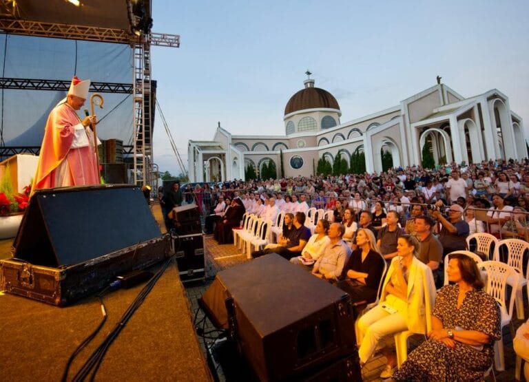 Governador Jorginho Mello participa de Missa Campal na Basílica de Içara no Sul governador-jorginho-mello-participa-de-missa-campal-na-basilica-de-icara-no-sul