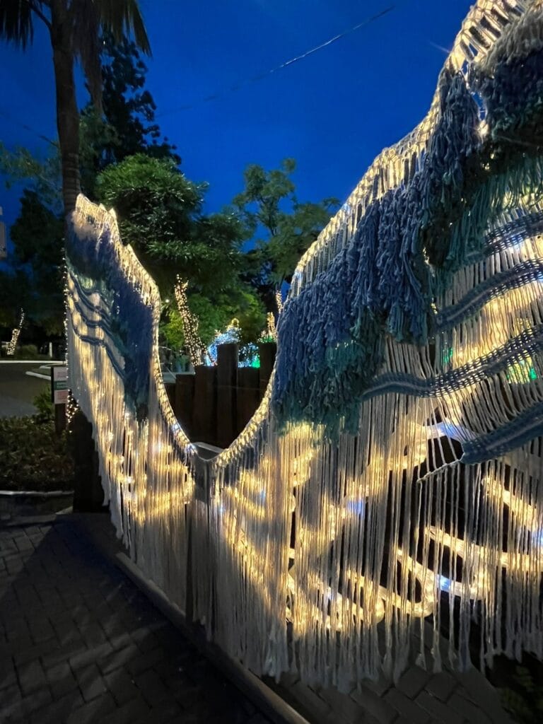 Decoração de casa com 1,1 mil peças de crochê e asas em macramê são atrações no Ecoparque