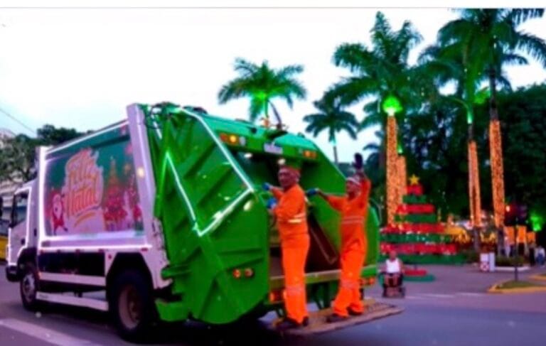 É Natal também nos caminhões que coletam resíduos