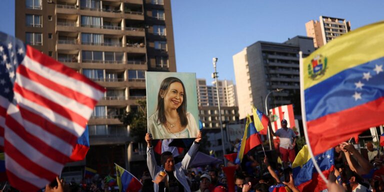 Descartada por Trump, Corina ataca Delcy e promete voltar à Venezuela descartada-por-trump,-corina-ataca-delcy-e-promete-voltar-a-venezuela
