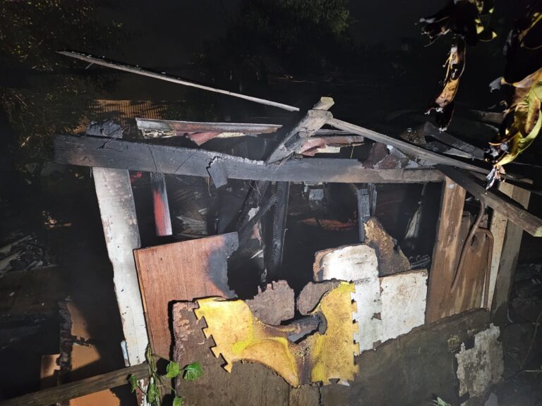 Incêndio destrói residência de madeira em Xanxerê incendio-destroi-residencia-de-madeira-em-xanxere