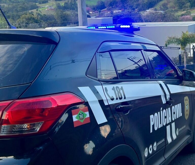 Mulher é presa por tentar matar a própria filha recém-nascida em Modelo mulher-e-presa-por-tentar-matar-a-propria-filha-recem-nascida-em-modelo