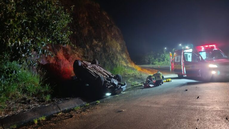 Motorista fica ferido após saída de pista e capotamento na SC-155 motorista-fica-ferido-apos-saida-de-pista-e-capotamento-na-sc-155