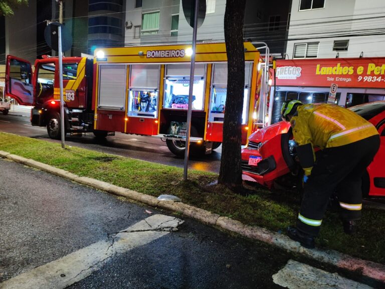 Motorista abandona veículo após colidir contra árvore no Centro de Chapecó motorista-abandona-veiculo-apos-colidir-contra-arvore-no-centro-de-chapeco