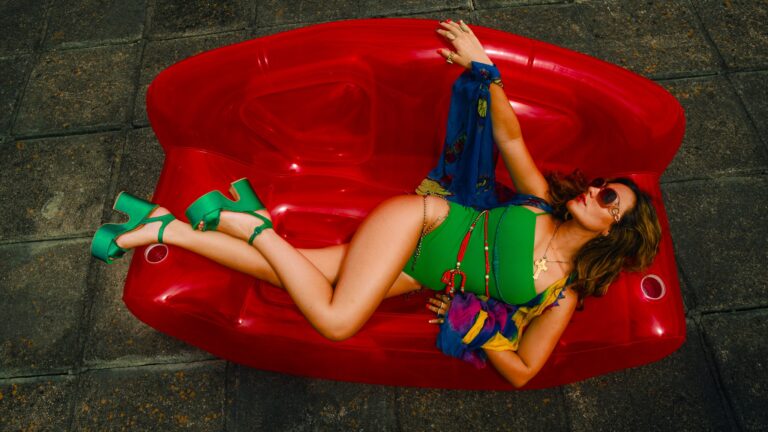 sofia-brasil-divulga-clipe-da-musica-obsessao-inspirado-em-personagens-iconicos