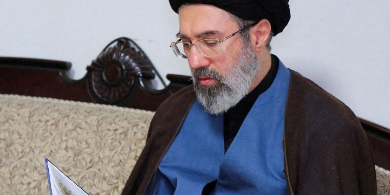 Filho de Ali Khamenei é o novo Líder Supremo do Irã filho-de-ali-khamenei-e-o-novo-lider-supremo-do-ira