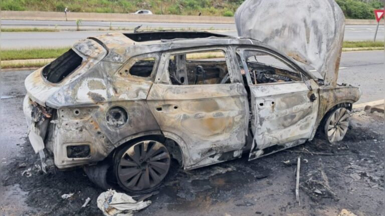 Carro elétrico com pai e filho pega fogo e fica destruído na BR-470 carro-eletrico-com-pai-e-filho-pega-fogo-e-fica-destruido-na-br-470