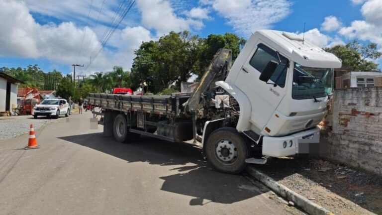 Motorista morre ao ser atropelado pelo próprio caminhão em SC motorista-morre-ao-ser-atropelado-pelo-proprio-caminhao-em-sc