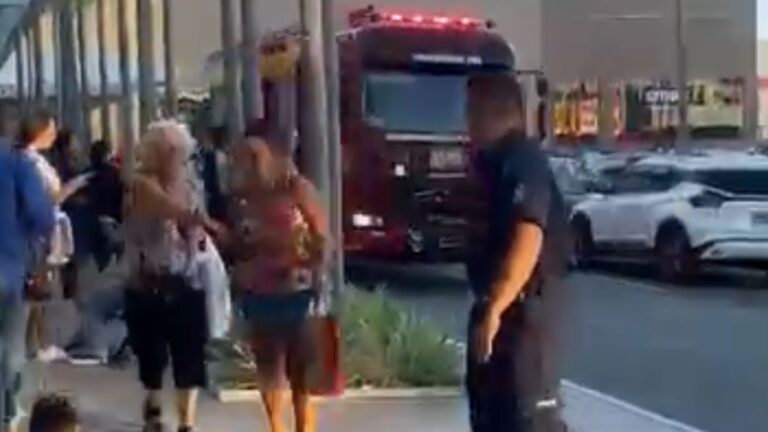 Incêndio em restaurante faz evacuar clientes e trabalhadores em shopping da Grande Florianópolis incendio-em-restaurante-faz-evacuar-clientes-e-trabalhadores-em-shopping-da-grande-florianopolis