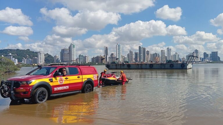 Homem com mãos amarradas por corda é encontrado morto dentro de rio em Itajaí homem-com-maos-amarradas-por-corda-e-encontrado-morto-dentro-de-rio-em-itajai