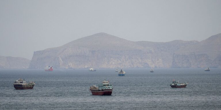 Mísseis atingem navio de guerra dos EUA que tentava entrar em Ormuz misseis-atingem-navio-de-guerra-dos-eua-que-tentava-entrar-em-ormuz