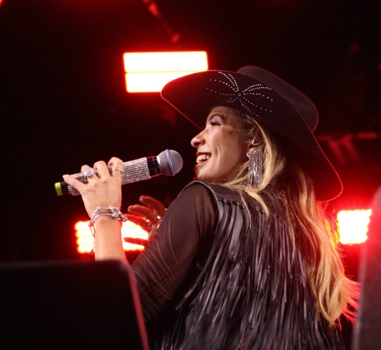 elis-justi-lanca-o-single-cowgirl