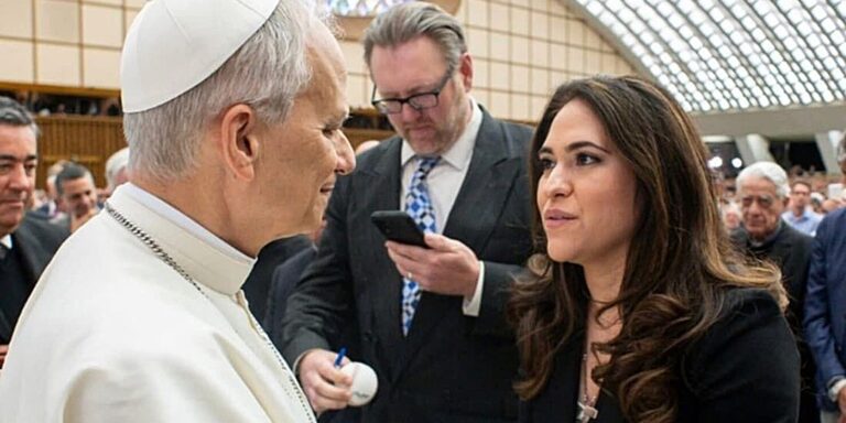 Papa nomeia primeira mulher para liderar comunicações do Vaticano papa-nomeia-primeira-mulher-para-liderar-comunicacoes-do-vaticano
