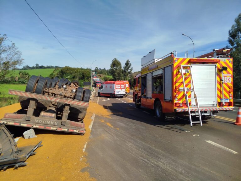 Mulher morre e motorista fica gravemente ferido após caminhão tombar na BR-282 em Maravilha mulher-morre-e-motorista-fica-gravemente-ferido-apos-caminhao-tombar-na-br-282-em-maravilha