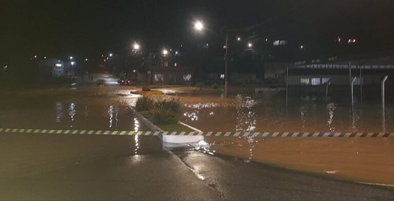 sobe-para-seis-o-numero-de-municipios-catarinenses-em-situacao-de-emergencia-apos-temporais-e-itens-de-assistencia-comecam-a-ser-entregues-pela-defesa-civil-do-estado