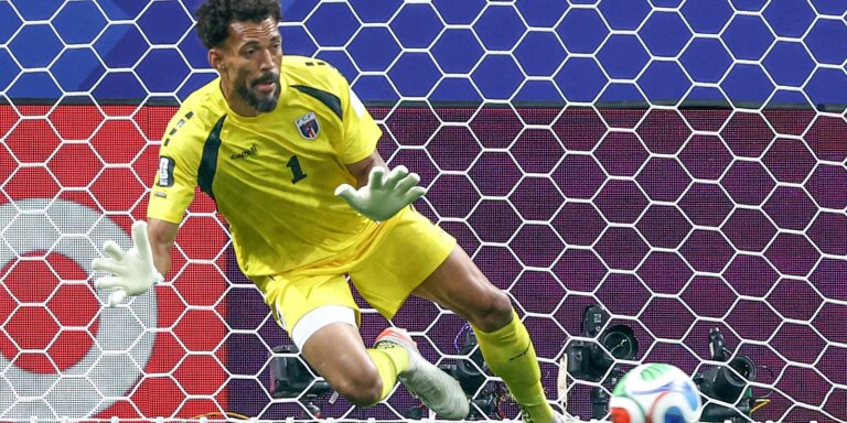 Vozinha, goleiro de Cabo Verde na Copa, acerta com Colo Colo do Chile vozinha,-goleiro-de-cabo-verde-na-copa,-acerta-com-colo-colo-do-chile
