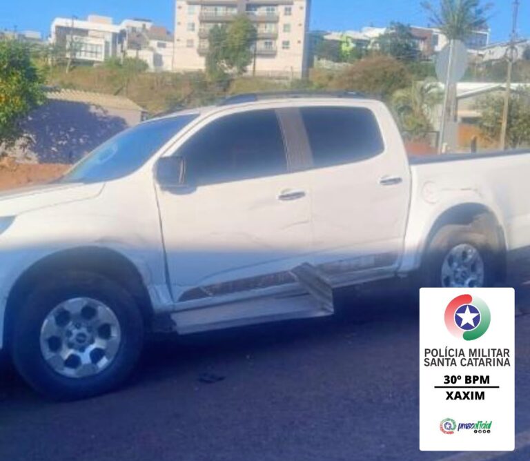 caminhao-atinge-dois-veiculos-estacionados