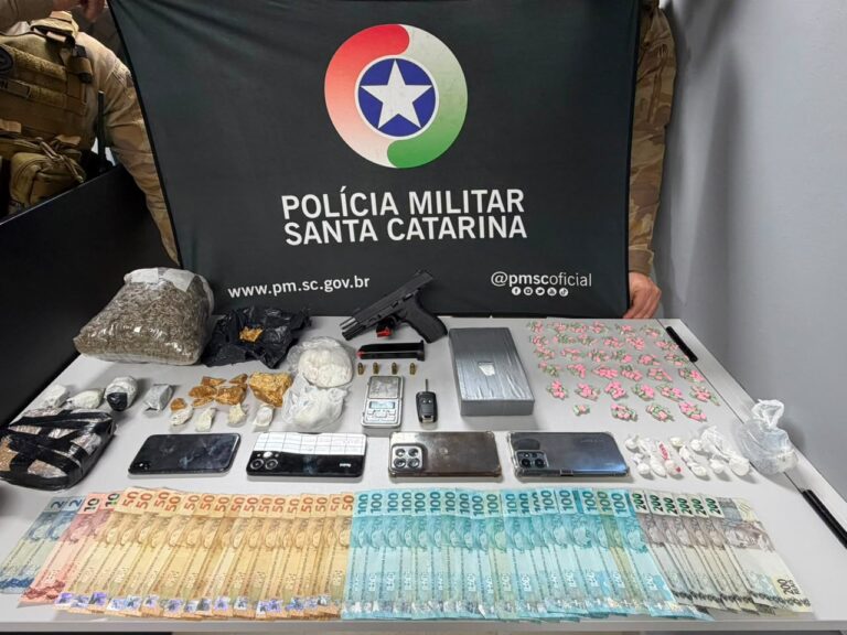 pm-apreende-mais-de-3-quilos-de-drogas-e-arma-em-xanxere