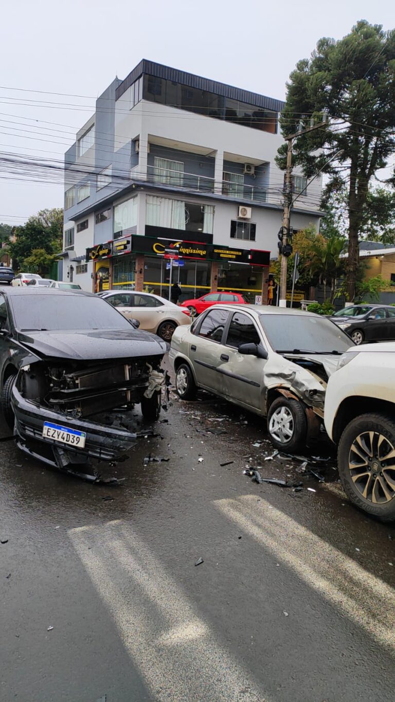 Colisão entre três veículos deixa homem ferido em Chapecó colisao-entre-tres-veiculos-deixa-homem-ferido-em-chapeco