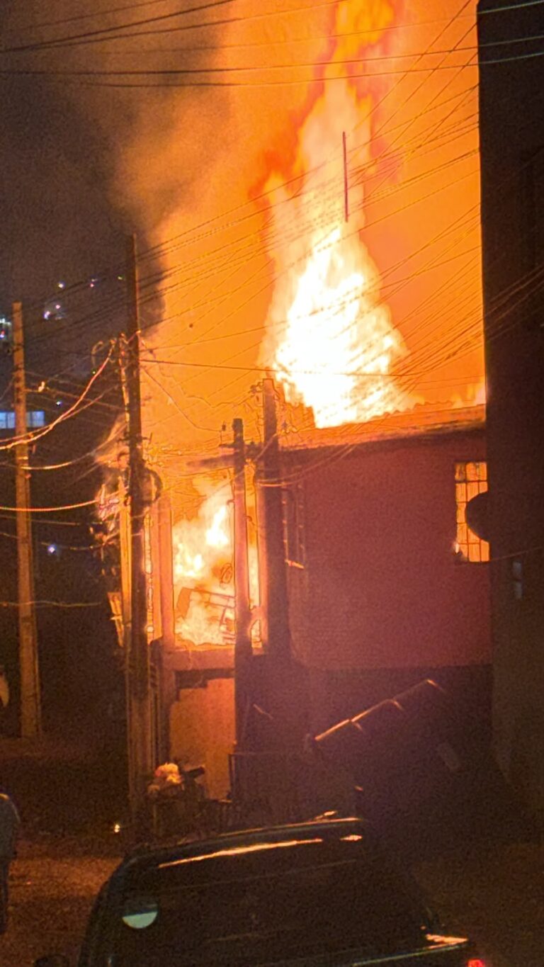 Incêndio destrói residência e deixa duas pessoas feridas em Chapecó incendio-destroi-residencia-e-deixa-duas-pessoas-feridas-em-chapeco