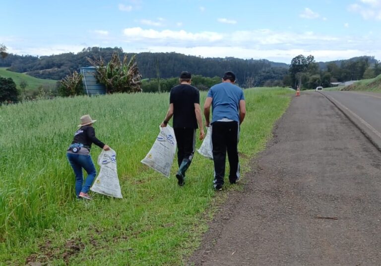 produtores-recolhem-60-quilos-de-lixo-na-br-282-em-acao-social-de-programa-do-sebrae/sc