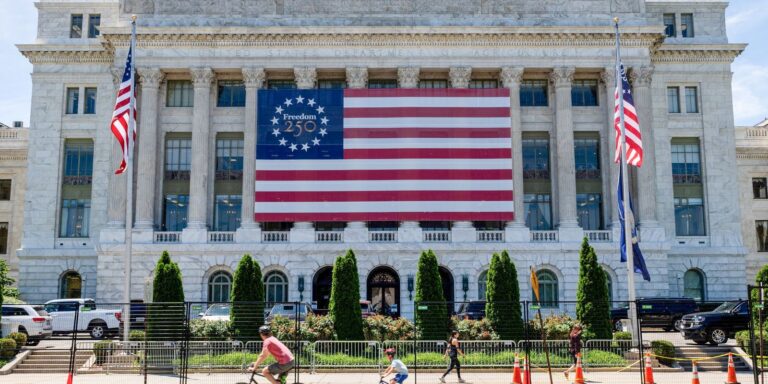 Dívida dos EUA ultrapassa US$ 40 trilhões após governos Trump e Biden divida-dos-eua-ultrapassa-us$-40-trilhoes-apos-governos-trump-e-biden
