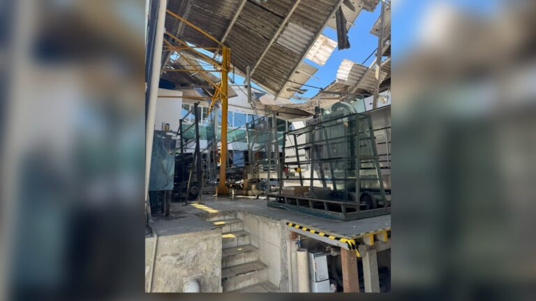estrutura-desaba,-deixa-dois-feridos-e-empresa-e-isolada-em-sao-jose