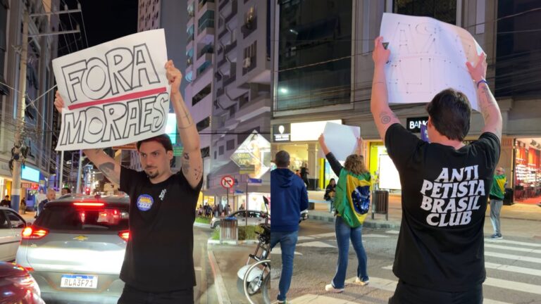 Renan Bolsonaro ergue cartaz contra Lula, Moraes e STF em Balneário Camboriú renan-bolsonaro-ergue-cartaz-contra-lula,-moraes-e-stf-em-balneario-camboriu