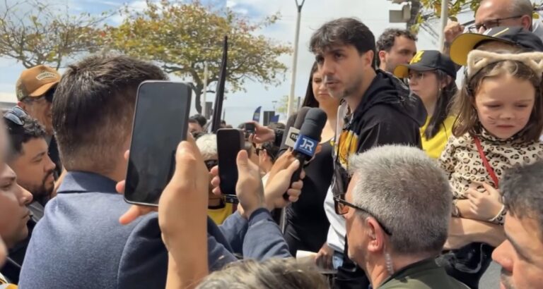 Renan Santos se irrita com pergunta em SC, ataca repórter do JR e apoiadores furtam microfone renan-santos-se-irrita-com-pergunta-em-sc,-ataca-reporter-do-jr-e-apoiadores-furtam-microfone