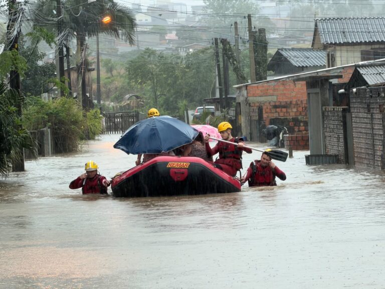Tem gente lá dentro de casa!: bombeiros usam botes para resgatar famílias ilhadas em Criciúma tem-gente-la-dentro-de-casa!:-bombeiros-usam-botes-para-resgatar-familias-ilhadas-em-criciuma