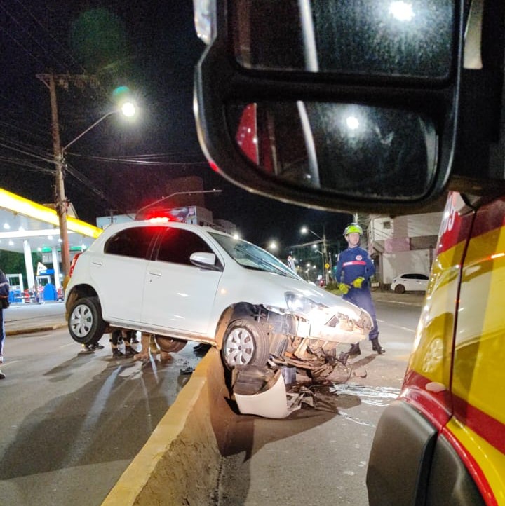 Motorista embriagado bate carro contra mureta em Chapecó motorista-embriagado-bate-carro-contra-mureta-em-chapeco