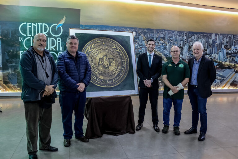 Chapecoense recebe obra de arte em memória às vitimas do acidente aéreo chapecoense-recebe-obra-de-arte-em-memoria-as-vitimas-do-acidente-aereo